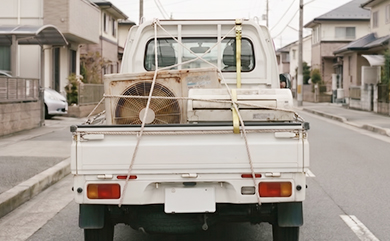 トラックに積まれた家電