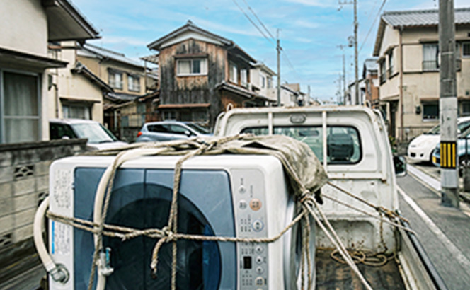 トラックに積まれた家電