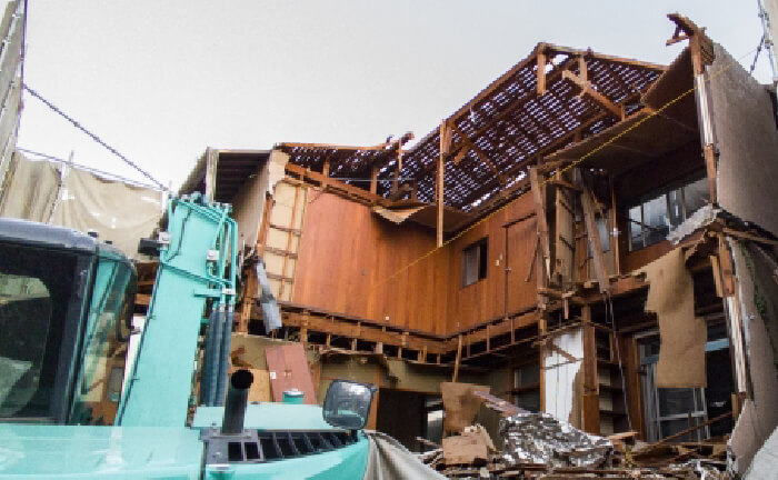 空き家の解体作業