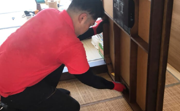 大型家具は分解して小分け搬出