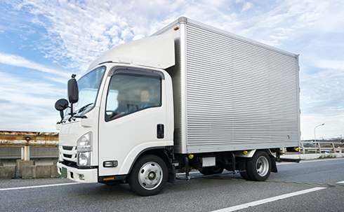 バン型のトラックで回収に伺います！