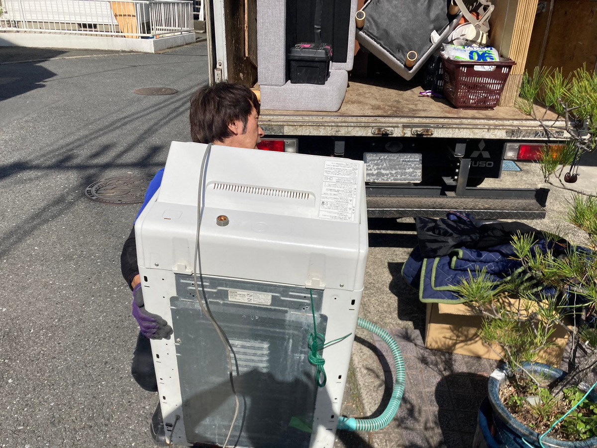 「ソファや洗濯機など運び出しが難しい不用品の回収」作業写真