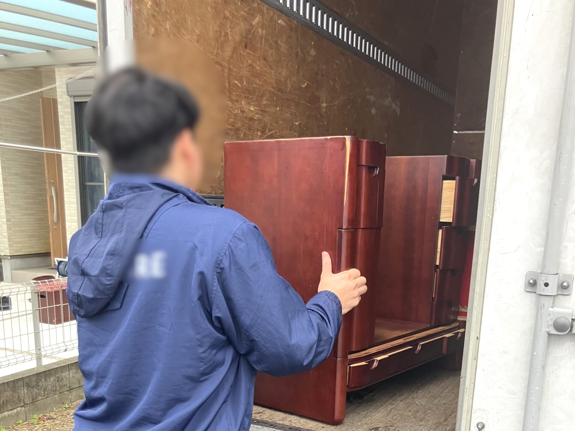 「3LDKのアパートのお部屋からドレッサーを回収しました」作業写真