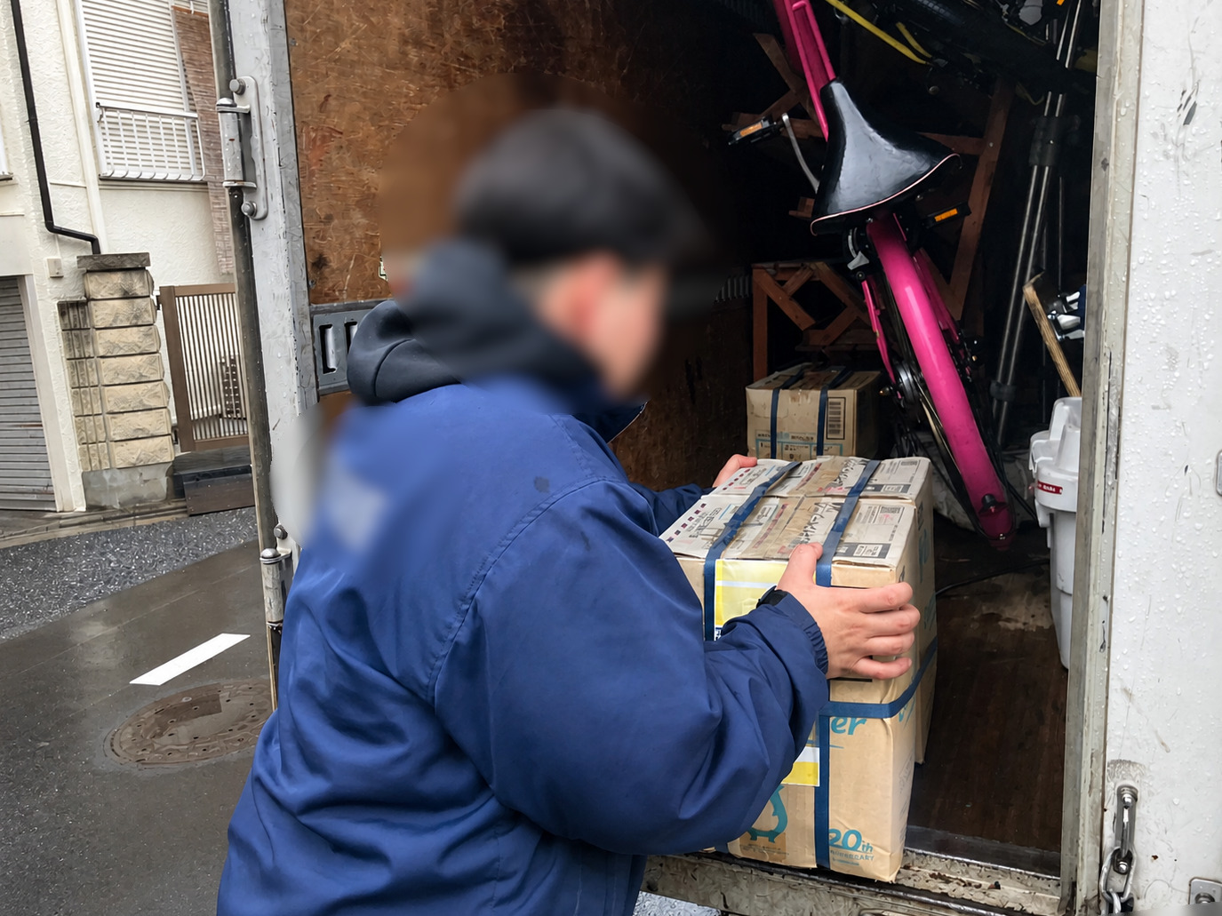 「マンションの屋外で保管されていた自転車などを回収しました」作業写真