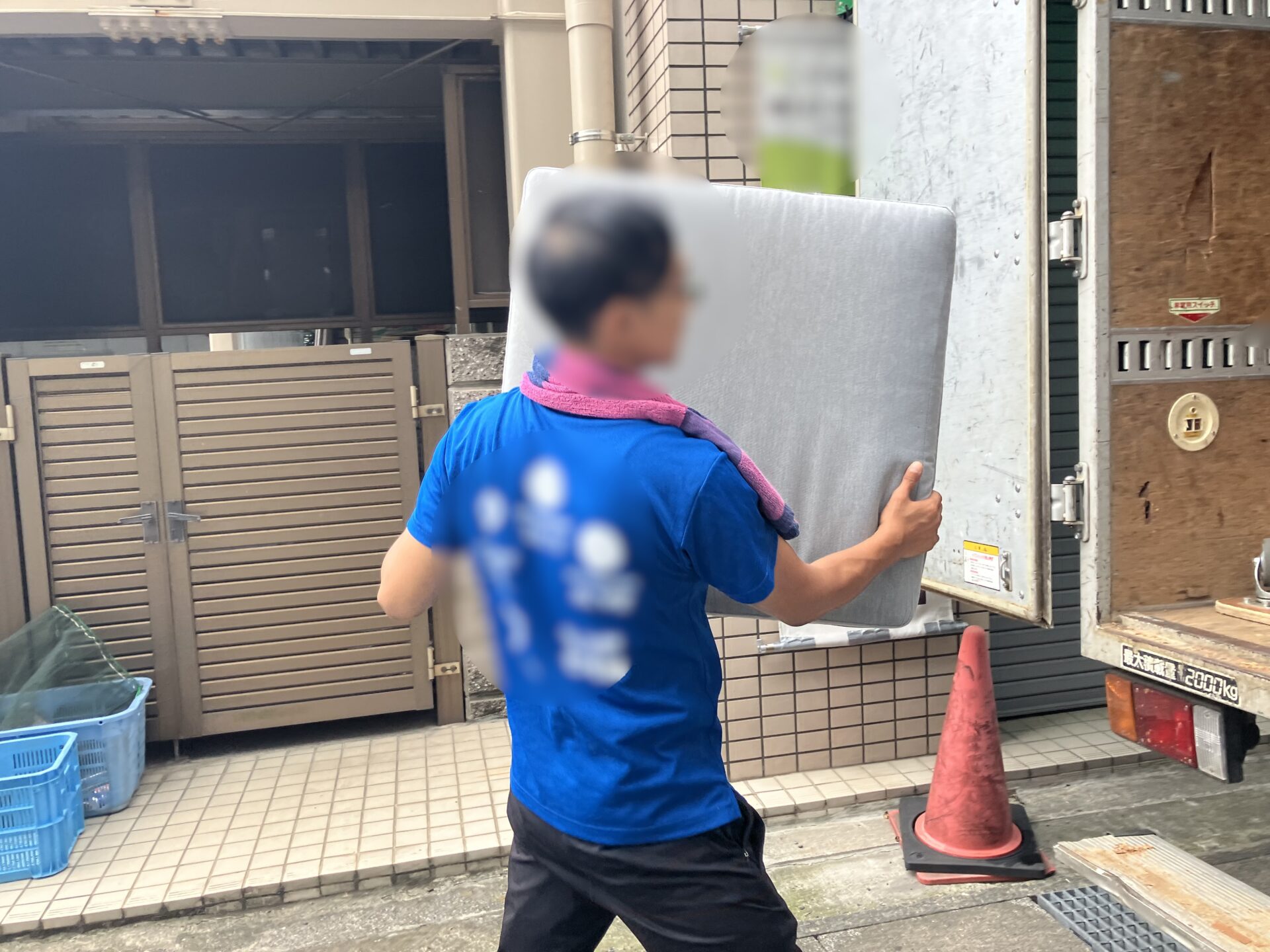 「1Kのマンションのお部屋からクッションなどを回収しました」作業写真
