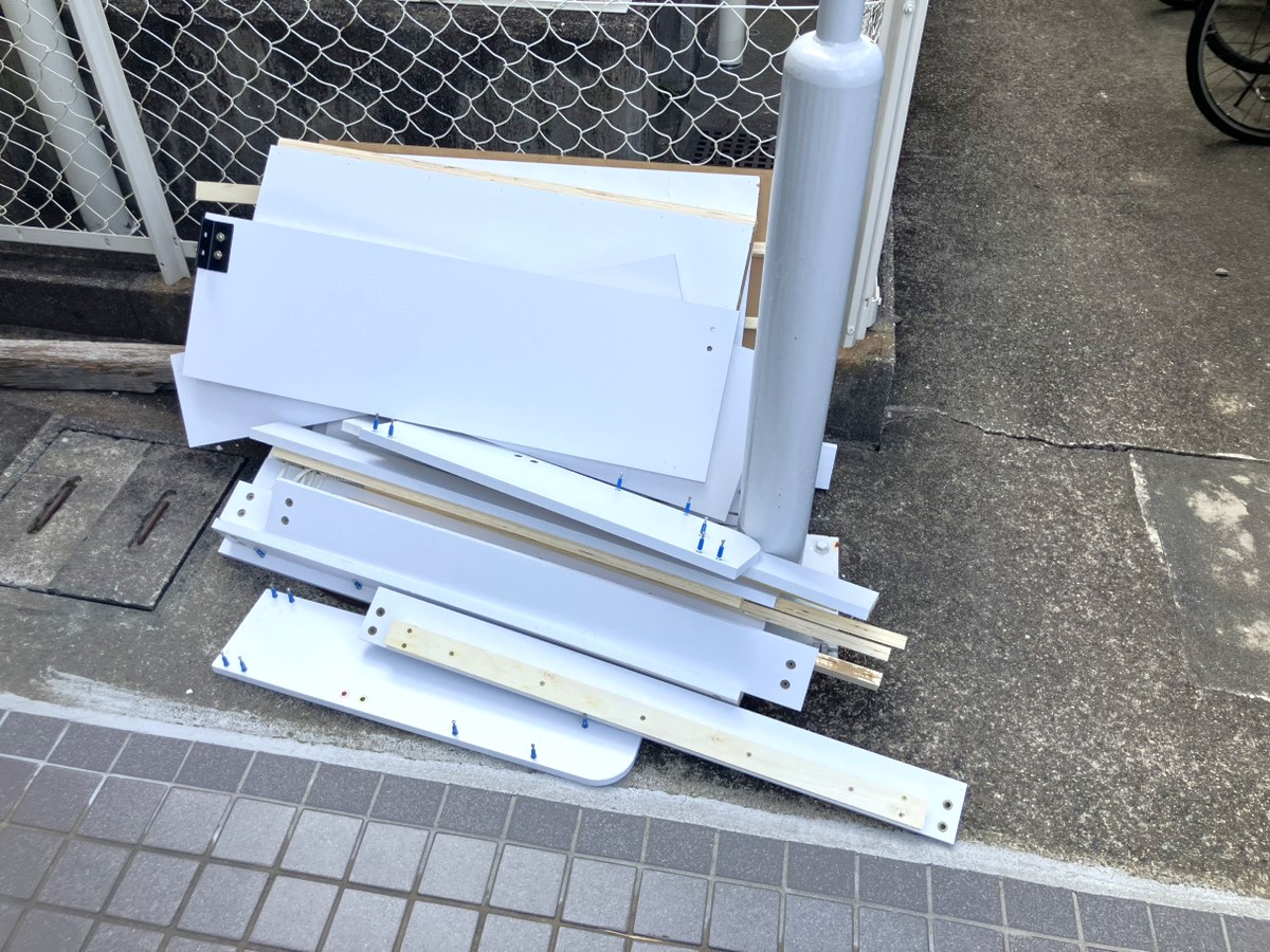 「解体済みのベッドフレームの木材をまとめて回収しました」作業写真