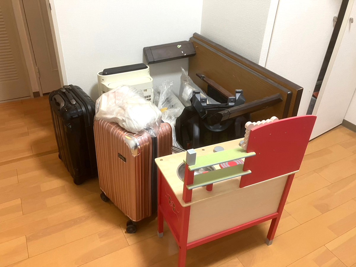「キャリーケースや子供のおもちゃなどを回収しました」作業写真