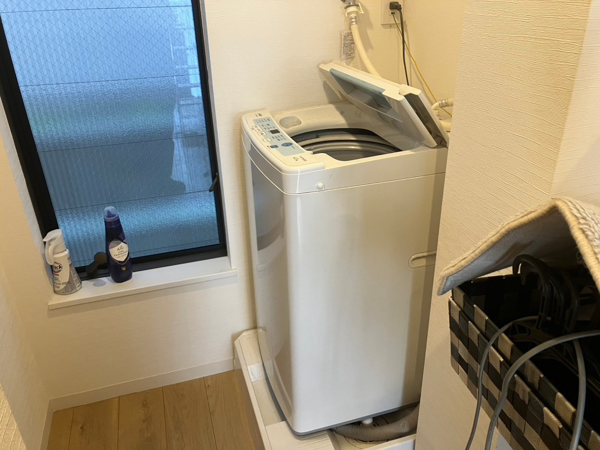 「故障して動かなくなった洗濯機を取り外して回収しました」作業写真