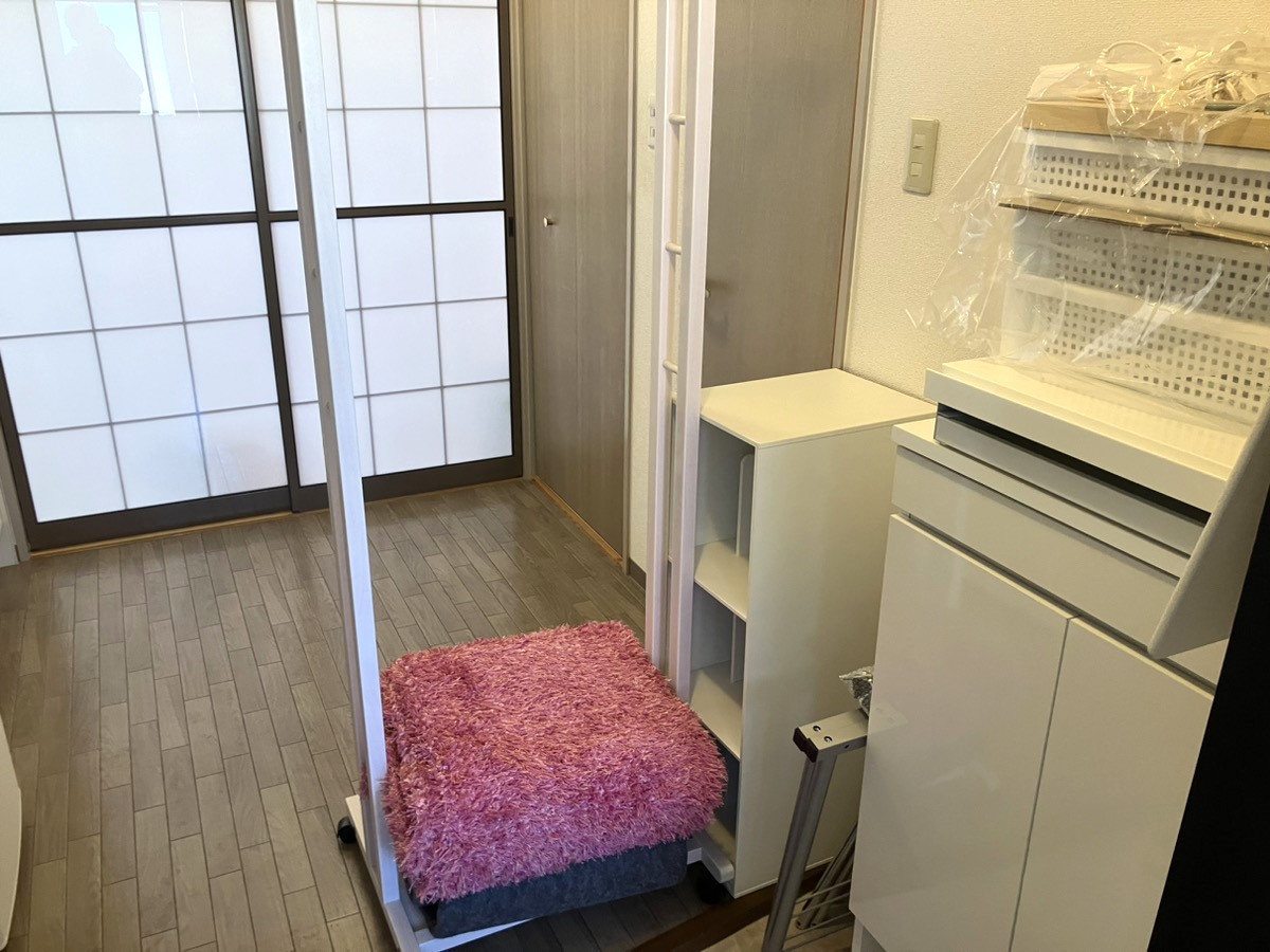 「カラーボックスや棚など不要な家具をまとめて回収しました」作業写真